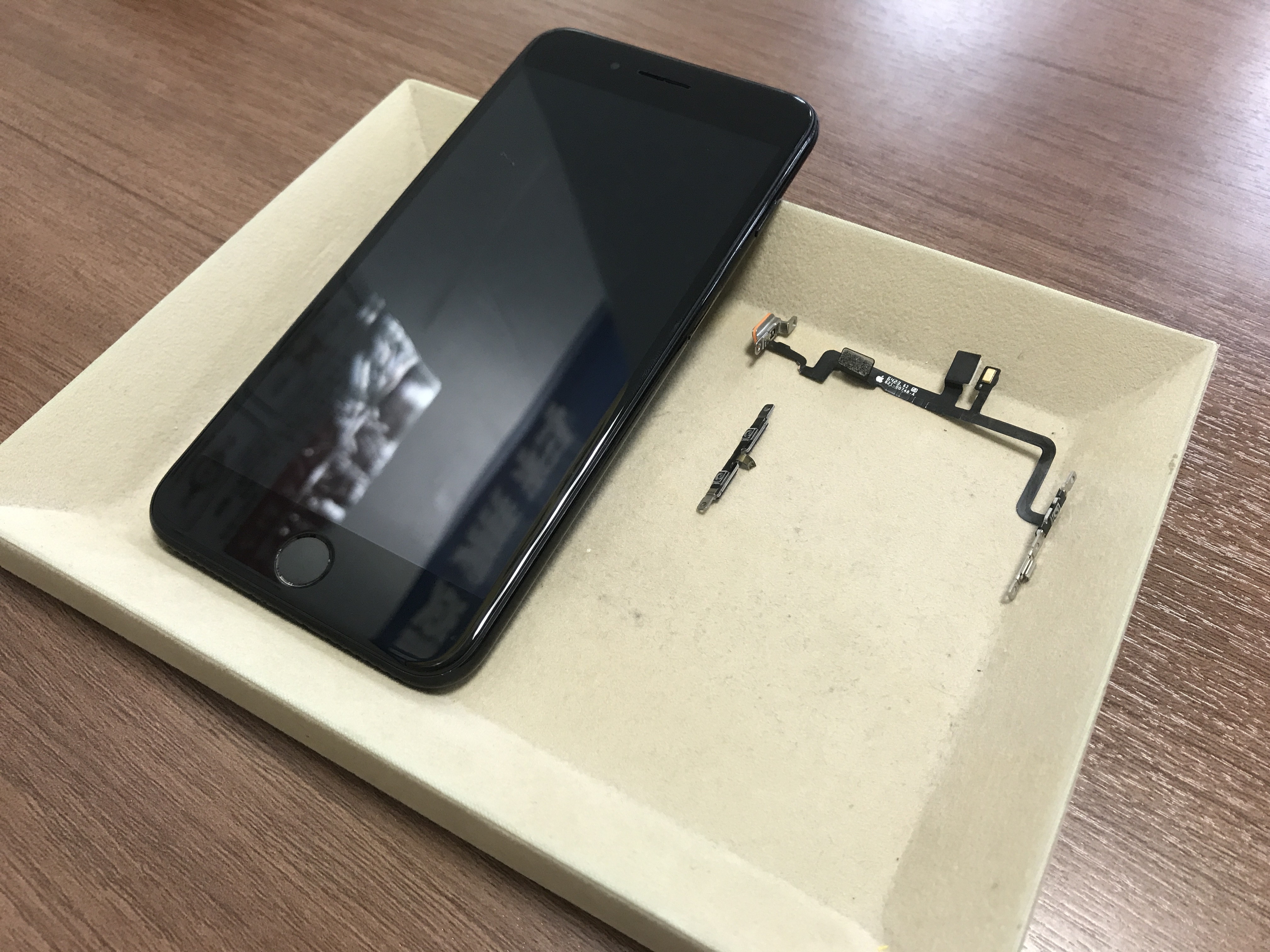 【江東区塩浜より】iPhone7Plus 音量・電源ボタン修理を行いました。