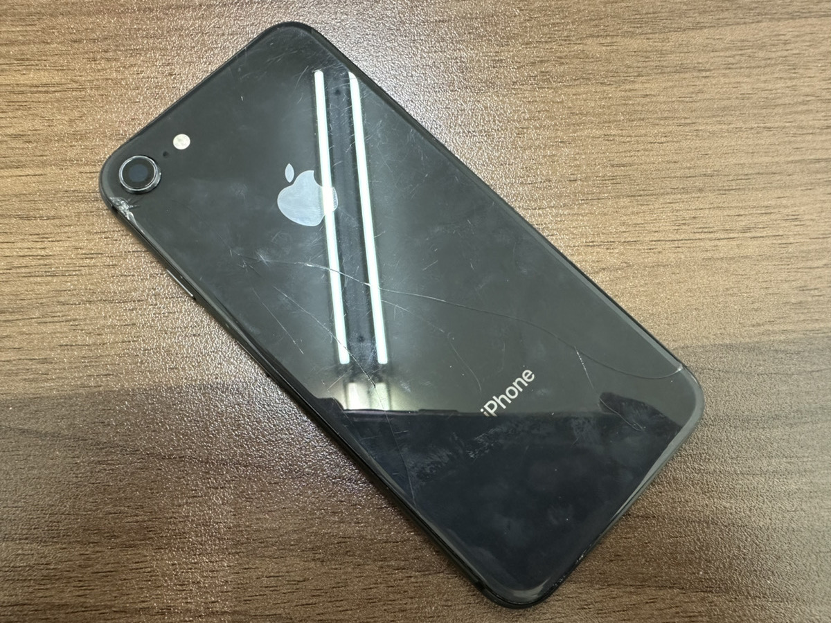 iPhone8背面ガラス交換承りました！