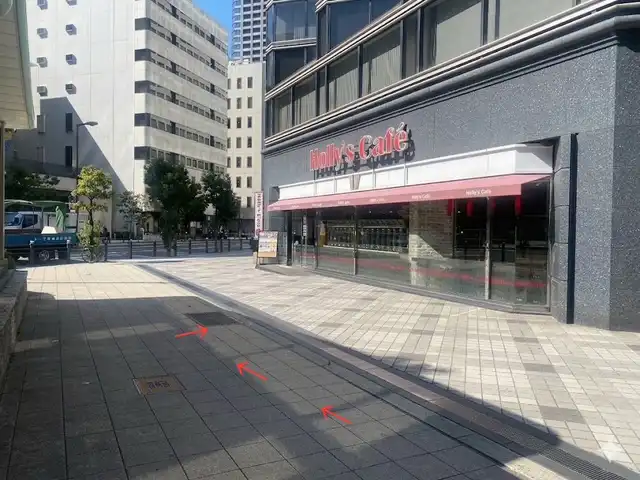 堺筋本町駅17番出口に出ます。Holly's Cafeを右手に進みます。
