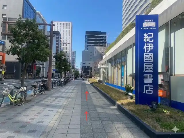 一つ目の信号を渡ると、右手に紀伊國屋書店、Seriaが見えます。