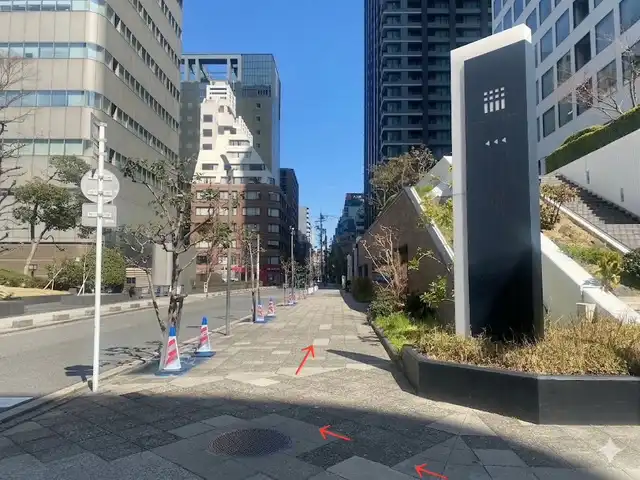 次の信号を右に曲がり直進します。