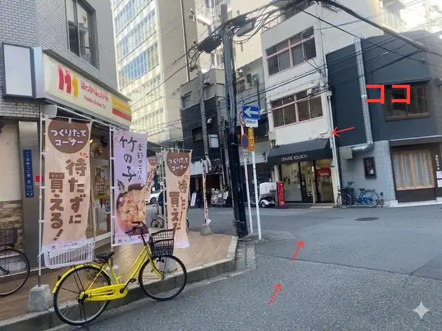 三つ目の角にほっかほっか亭、その向かいに見える建物の2階にございます。1階におしゃれ工房があります。自動ドアから中に入り、階段で2階へお上がりください。