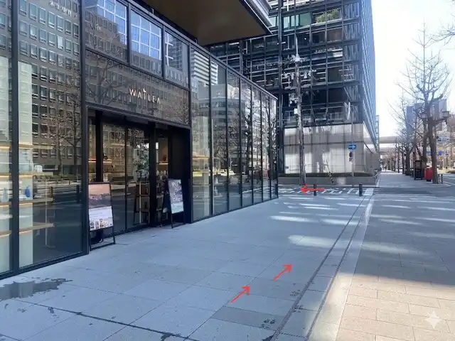 本町駅1番出口に出ます。左手にWAILEA、一つ目の角を左に曲がります。