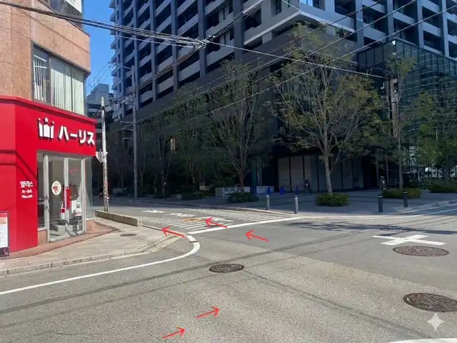 直進し、四つ目の角を左に曲がります。