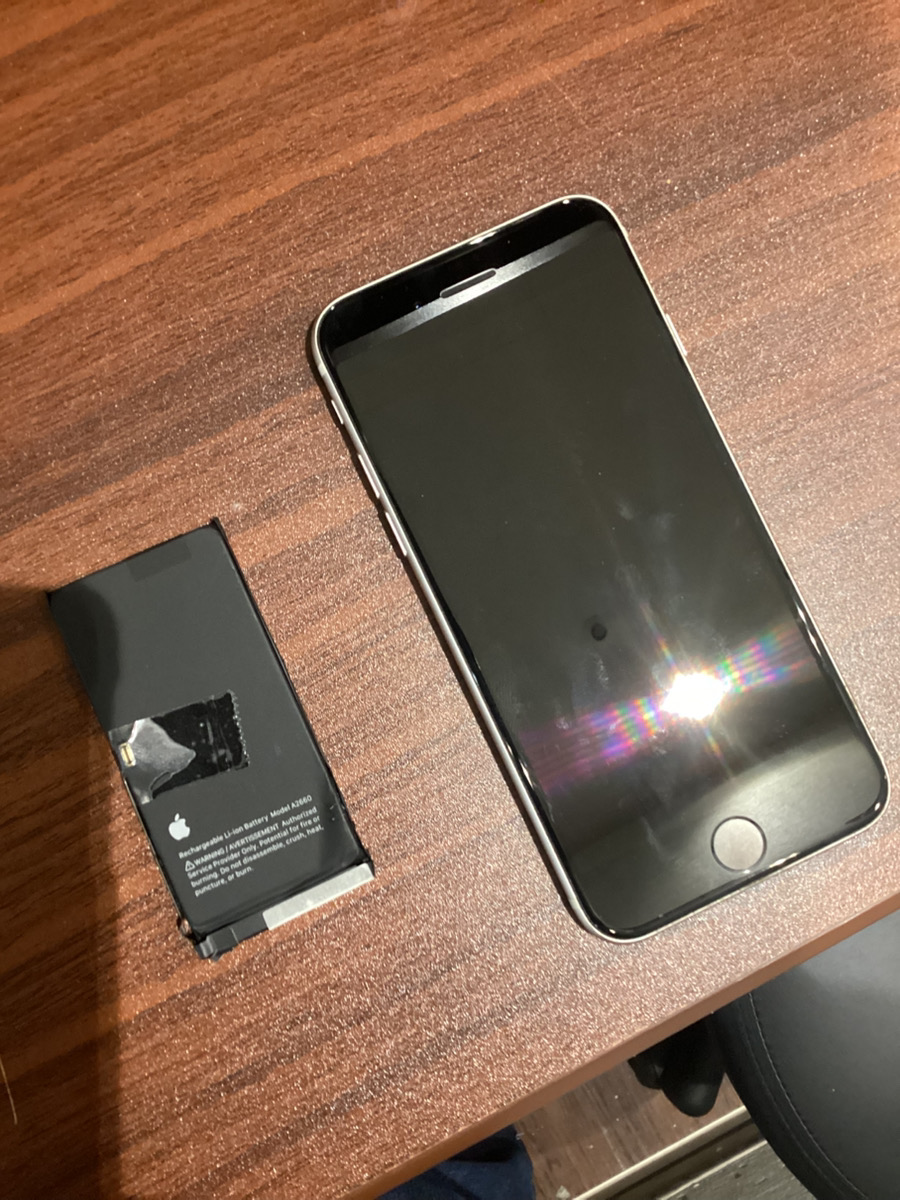 本日はiPhoneSE3のバッテリー交換をさせて頂きました！！
