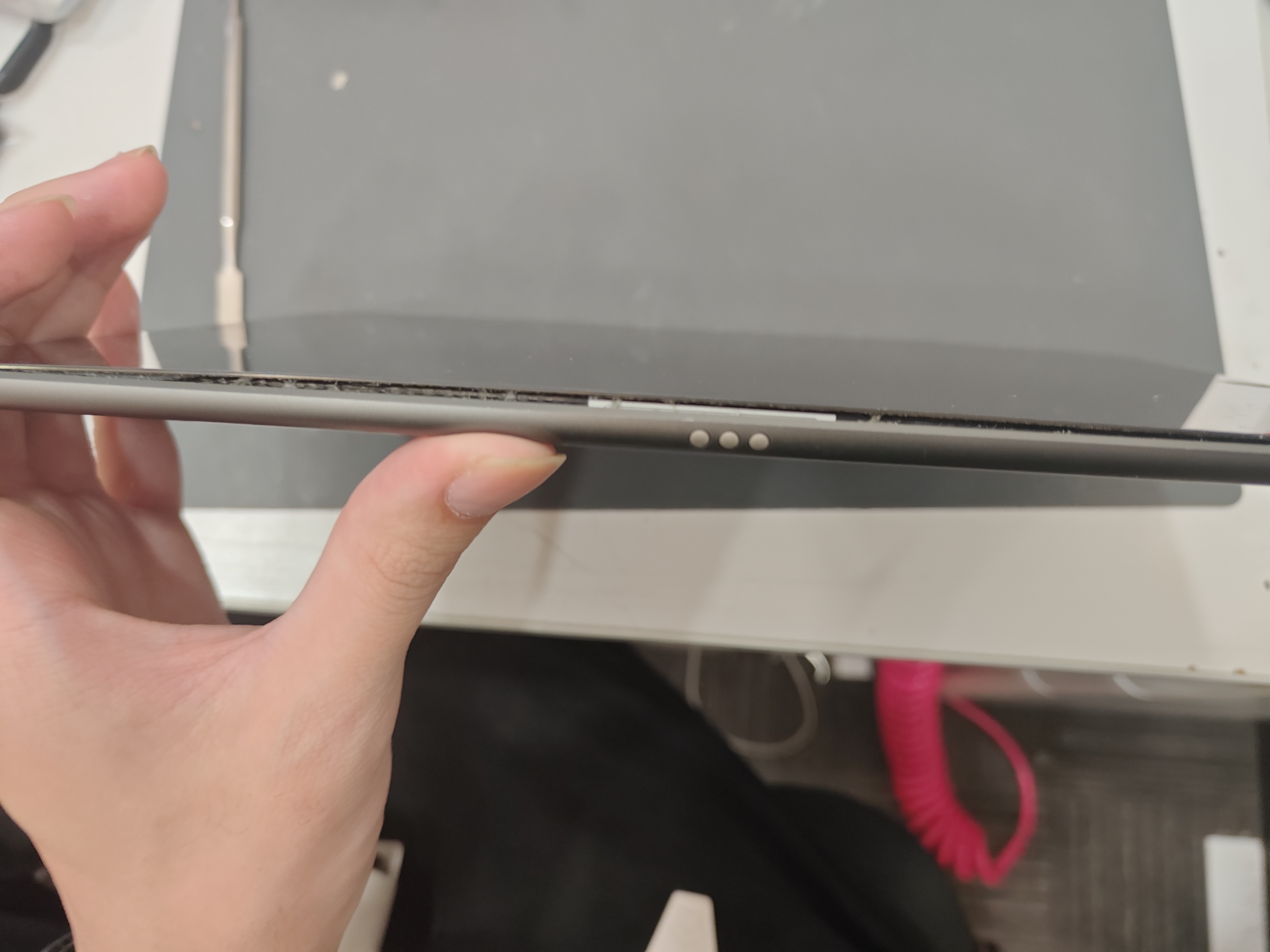 劣化によりバッテリーが膨張して画面が完全に浮いてしまっているiPad