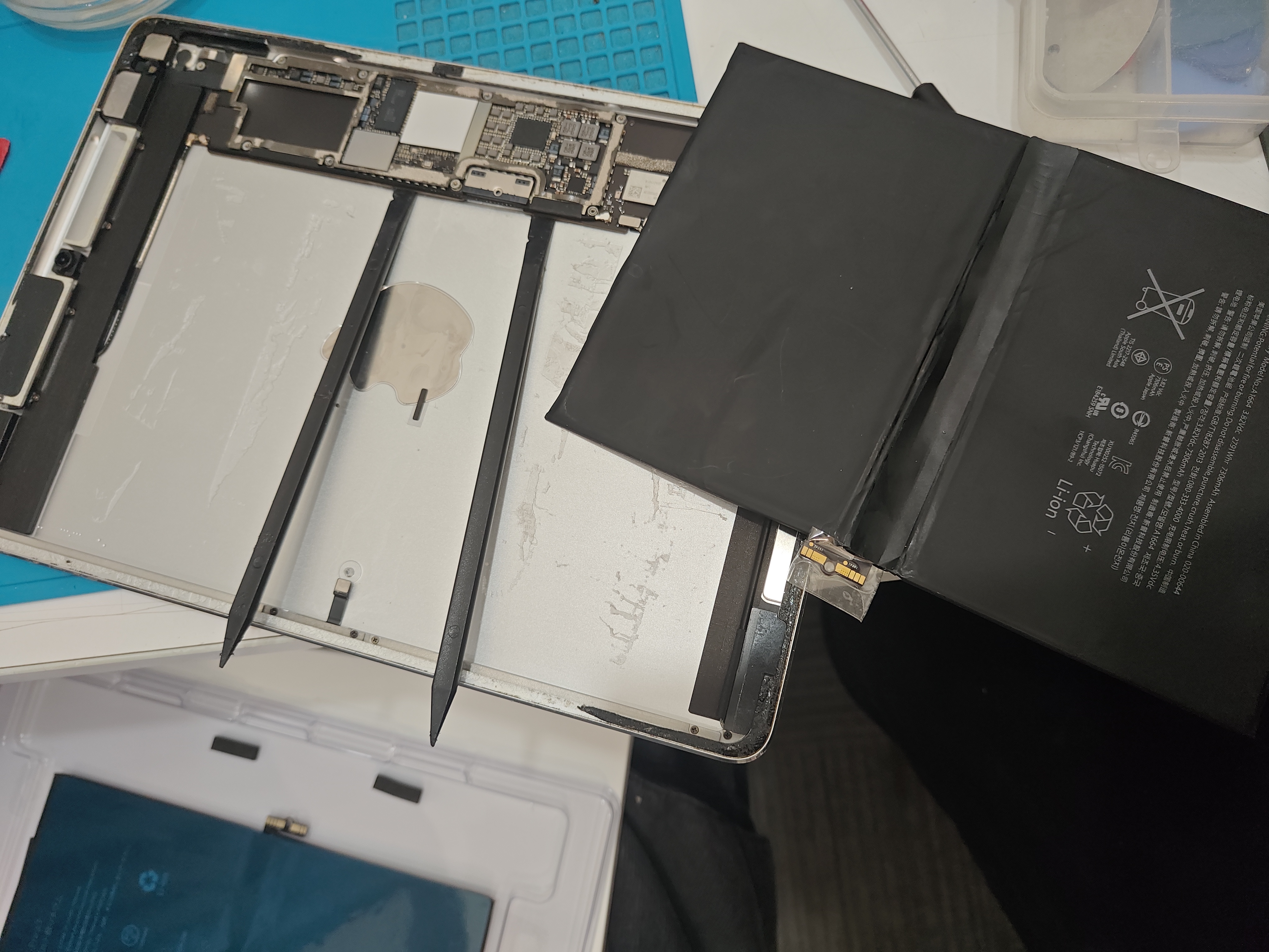 iPadのバッテリーを取り外し交換