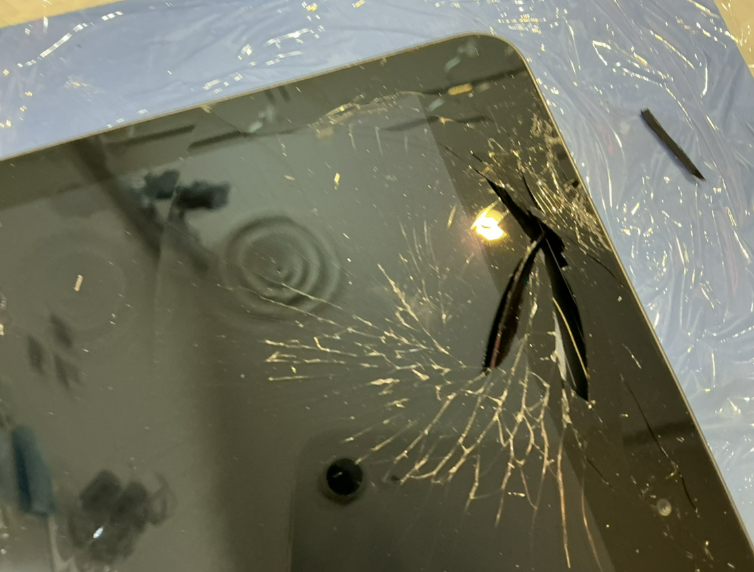 iPad8の画面割れ修理を行いました！