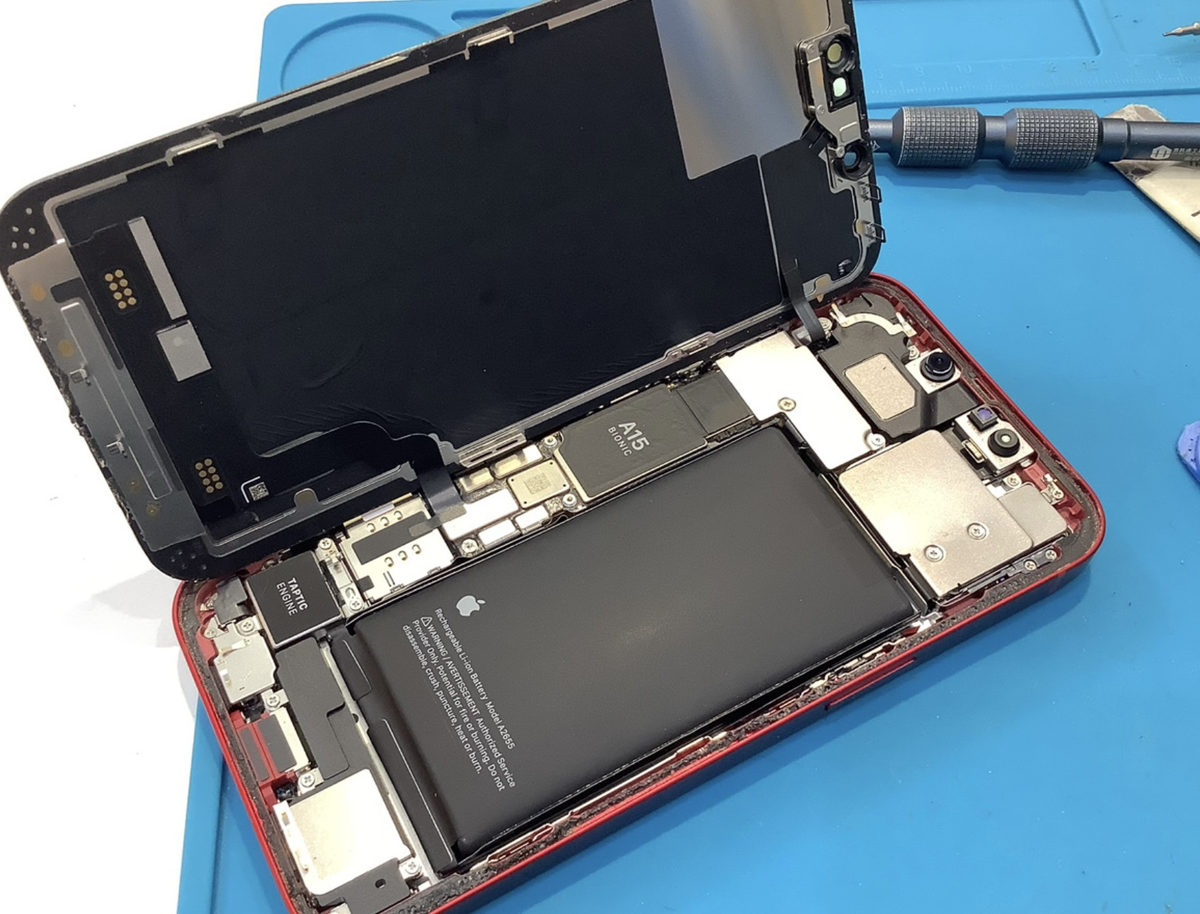 iPhone13のバッテリー膨張の対応致しました！