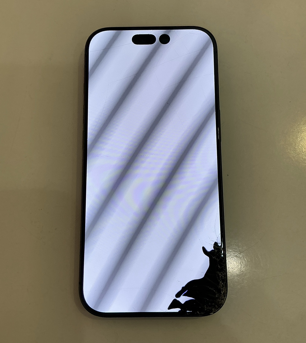 iPhone17の液晶修理を行いました！